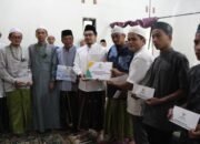 Bupati Aulia Sholat Jum’at Bersama dengan Warga Pembakulan 17 Bupati Aulia Sholat Jum’at Bersama dengan Warga Pembakulan