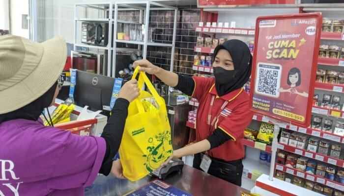 Ulang Tahun, Alfamart Bagi Bingkisan Hingga Modal Usaha Miliaran Rupiah