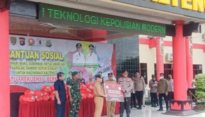 Melalui Polda, Gubenur Kalteng Serahkan Bansos Banjir