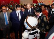Menteri Koordinator Kemaritiman dan Investasi dan Mantan Perdana Menteri Inggris Saksikan Demo Teknologi 5G dan Beragam Solusi Unggulan TelkomGroup 19 Menteri Koordinator Kemaritiman dan Investasi dan Mantan Perdana Menteri Inggris Saksikan Demo Teknologi 5G dan Beragam Solusi Unggulan TelkomGroup