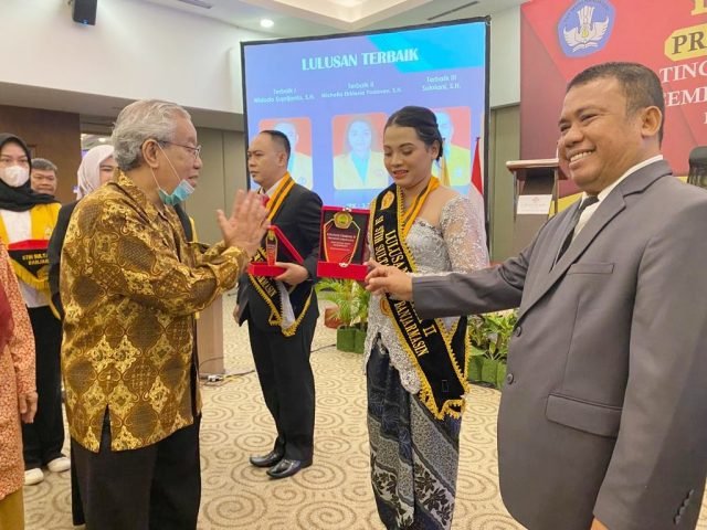 Halim Minta Alumni Mahasiwa STIHSA Terus Update Ilmu Hukumnya 1 IMG 20221012 181202 scaled
