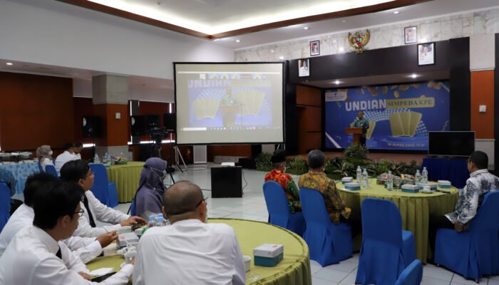 Bank Kalsel Bagikan 150 Logam Mulia Kepada ASN pada Gelaran Undian Sempeda KPE 2022