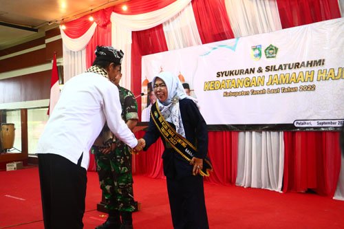 Bupati Ingin Rombongan Haji Tala Tetap Jalin Silaturahmi 1 hal 11 Tala 3 klm