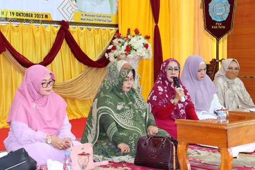 Hj Ratna : Ajak Teladani dan Memperaktikkan Akhlak Mulia Rasulullah SAW 1 hal 12 Tapin 35 klm 15