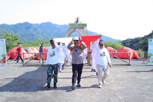 Bupati Tapin Kibarkan Bendera Merah Putih di Kaki Pegunungan Meratus 1 hal 12 Tapin 35 klm 20