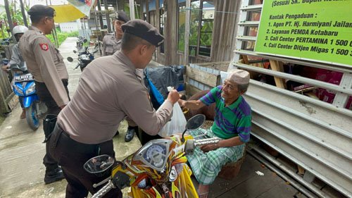 Polres Kotabaru Patroli Sembari Berbagi Sembako 1 hal 16 K Baru 3 klm 12