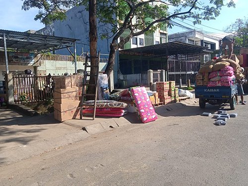 Aturan Bongkar Pinggir Jalan Mandul? 1 Hal 10 2 KLm BJB 2