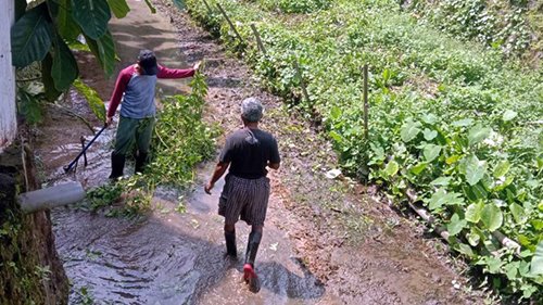 Aksi Peduli Lingkungan Warga Komet Cegah Banjir 1 Hal 10 3 Klm Kerja Bakti