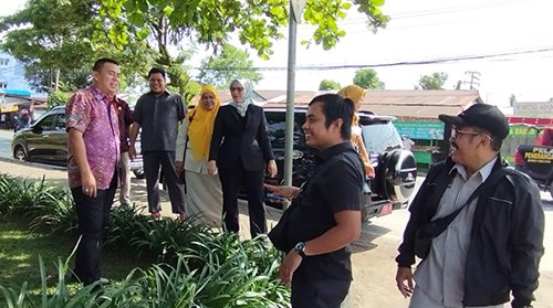 Komisi III Pantau Pekerjaan Pengerukan Sungai Zafri Zamzam<br>Kedatangan rombongan komisi membidangi pengawasan pembangunan ini di lokasi proyek disambut Kepala Dinas Pekerjaan Umum Penataan Ruang Kota Banjarmasin Suri Sudarmadiyah. 1 Hal 10 3 Klm Pengerukan sungai