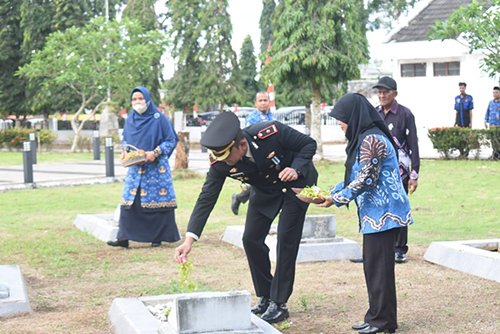 Sekda Tala Hadiri Upacara Ziarah 1 Hal 11 Tala 1 25 klm 1