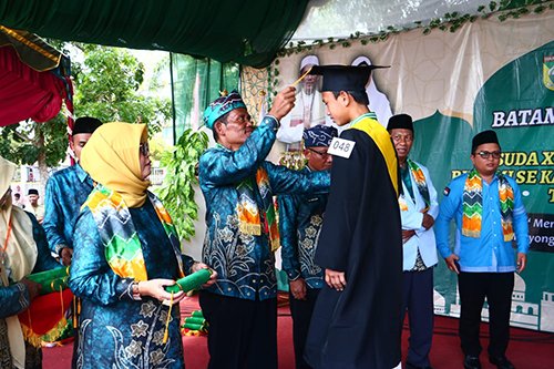 Bupati Wisuda Santri TK/TPA Kecamatan Pelaihari dan Kecamatan Bajuin 1 Hal 11 Tala 3 klm 4