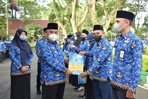 Upacara Hari Kesadaran Nasional Bupati HSS Apresiasi Tenaga Kesehatan 1 Hal 12 HSS1 3 klm 1