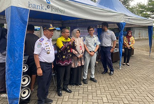Pengemudi Transportasi Darat-Sungai Terima BLT BBM 1 Hal 16 4 KLm Martapura BLT BBM