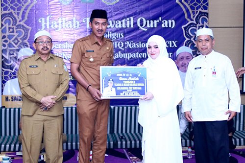 Hal 16 4 KLm Martapura serahkan bonus