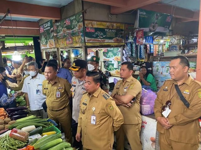 Tekan Inflasi Kota Banjarmasin, Wali Kota Pimpin Monitoring Pasar dan Distributor 1 Hal 9 3 KLm Kontrak 2 5 scaled