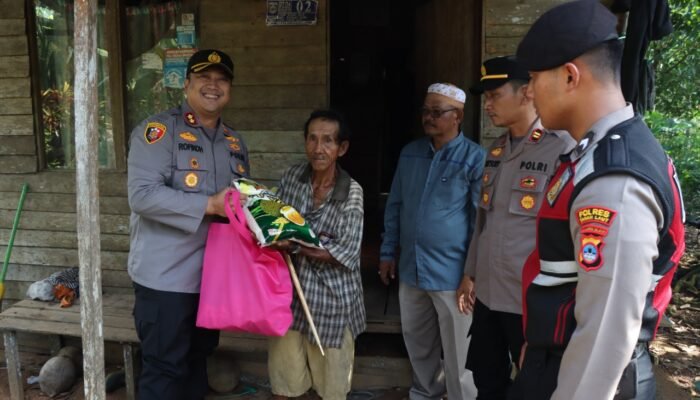 Wujud Kepedulian, Kapolres Tala Bagikan Bansos Kepada Warga