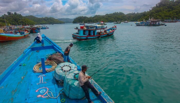 Sensasi Memancing dengan ‘Ganas’nya Sambaran Ikan-Ikan Predator di Sendang Biru