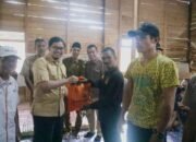 Bupati serahkan Bantuan Sosial Kepada Komunitas Adat Terpencil (KAT) 9 Bupati serahkan Bantuan Sosial Kepada Komunitas Adat Terpencil (KAT)