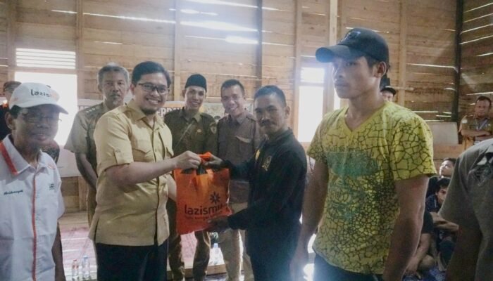 Bupati serahkan Bantuan Sosial Kepada Komunitas Adat Terpencil (KAT)