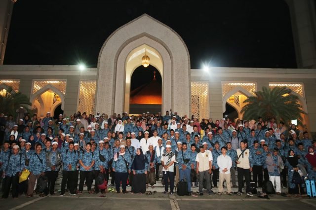 Wujudkan Mimpi Warga, Jhonlin Group Kembali Berangkatkan Umrah 164 Masyarakat Tanah Bumbu 1 WhatsApp Image 2022 11 16 at 12.18.31 1 scaled