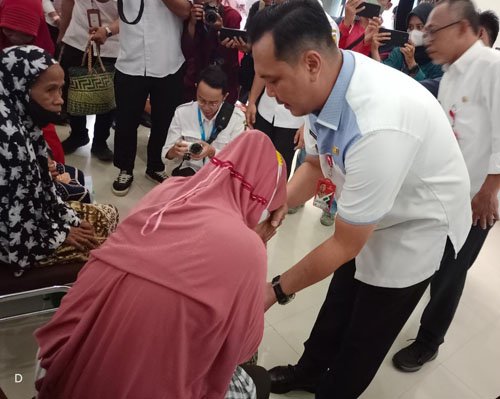 Tekan Dampak Inflasi<br>Walikota Banjarbaru Bagikan Bansos Sembako 1 hal10 3klmbansos