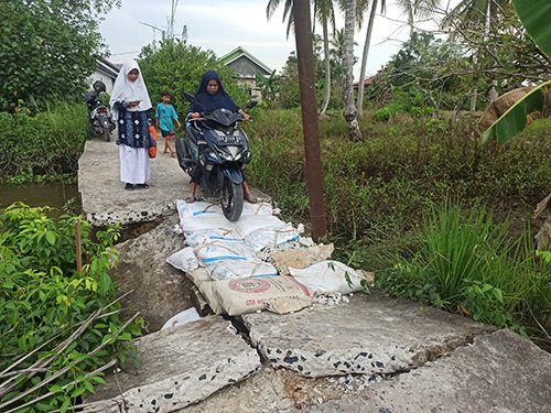 Jalan Ambruk, Warga Minta Walikota Tinjau Langsung 1 hal9 3klmambruk