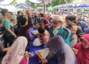 Rela Berdesakan Demi Beli Beras Harga Murah 10 Rela Berdesakan Demi Beli Beras Harga Murah