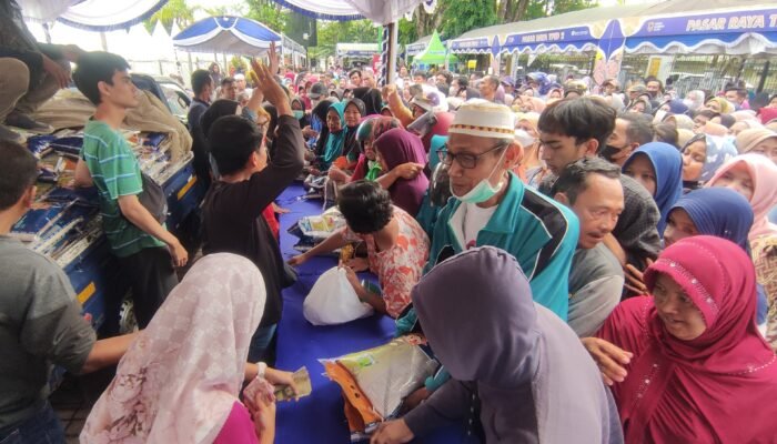 Rela Berdesakan Demi Beli Beras Harga Murah