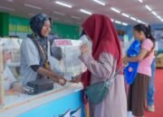 Pengunjung Batulicin Festival Antusian Membeli Paket Murah Minyak Goreng JAR dan Gulata 15 Pengunjung Batulicin Festival Antusian Membeli Paket Murah Minyak Goreng JAR dan Gulata
