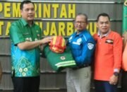 Barres 698 Mendapatkan 70 Set Pakaian Safety
