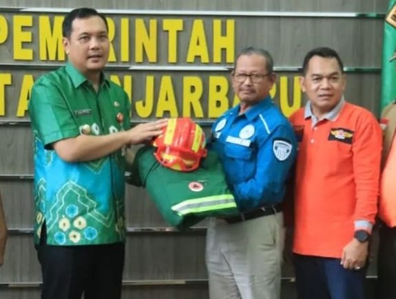 Barres 698 Mendapatkan 70 Set Pakaian Safety 1 Hal 10 3 KLm BJb 2 3
