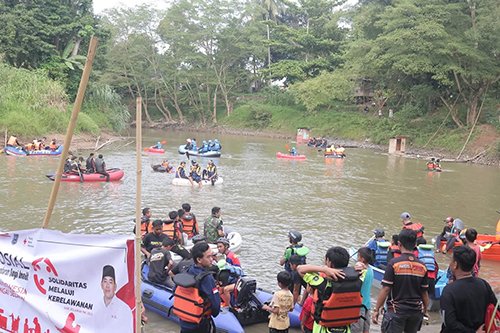 Aksi Bersihkan Sungai Amandit untuk Edukasi Masyarakat 1 Hal 12 HSS 3 klm 21