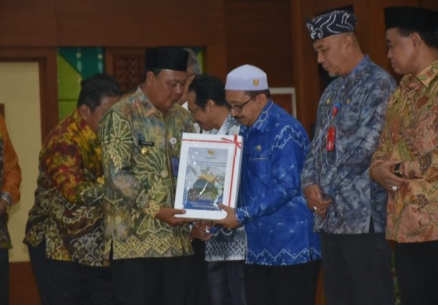 Hal 16 4 KLm Martapura Terima Dipa scaled