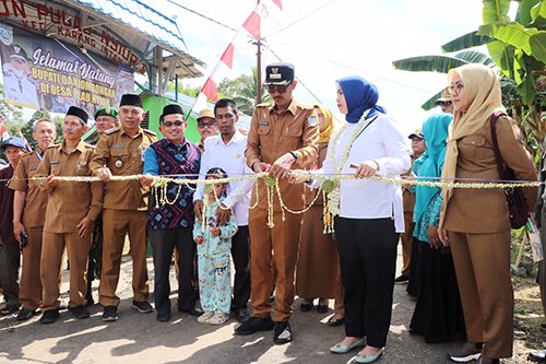 Jalan Desa Pulau Nyiur Diresmikan Bupati 1 Hal 16 4 Klm Martapura Resmikan jalan