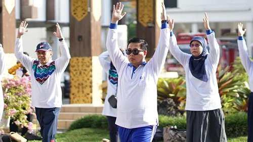 Walikota Banjarmasin, H Ibnu Sina Selaku Ketua Yayasan Asma Indonesia (YAI) Kalimantan Selatan Pimpin Senam Asma 1 Hal 9 3 Klm Kontrak 2 12