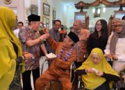 Hadiri Milad 75 Hj Nuril, Gusti Rusdi Suapi Kue Ultah ke Besanya HM Taufik Effendie 34 Hadiri Milad 75 Hj Nuril, Gusti Rusdi Suapi Kue Ultah ke Besanya HM Taufik Effendie