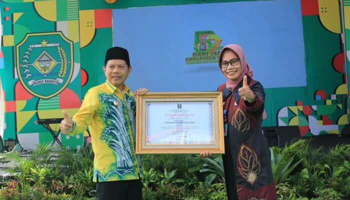 Kanwil Kemenkumham Kalsel Berikan Piagam Penghargaan KI kepada Pemkab Tapin