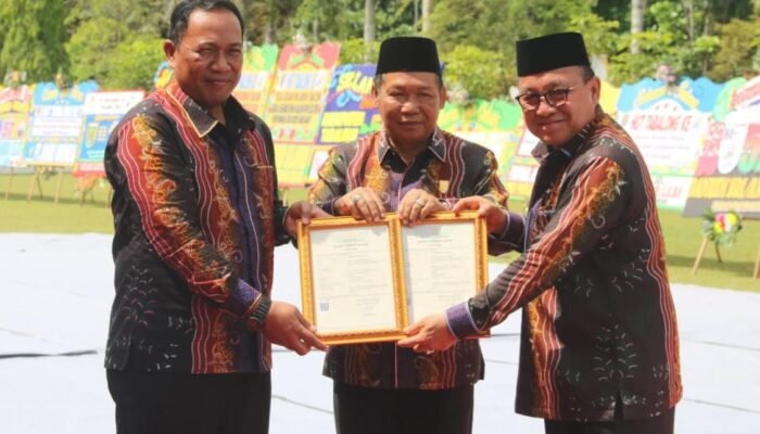 Mars dan Hymne Tabalong Dilegitimasi, Kakanwil Serahkan Sertifikat Hak Cipta di Momen Hari Jadi Tabalong ke-57