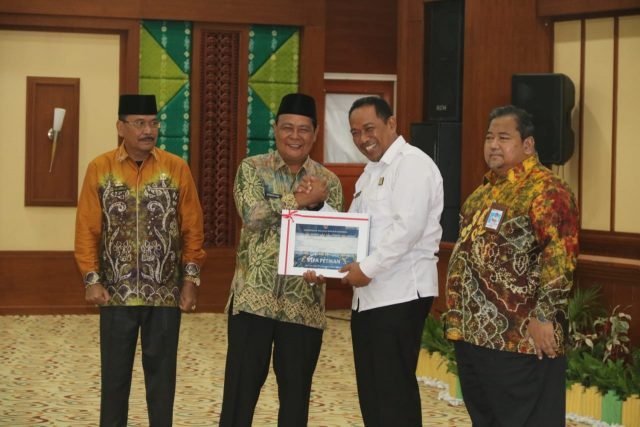 Terbaik II Kinerja Pelaksanaan Anggaran, Gubernur Serahkan Penghargaan kepada Kakanwil Kemenkumham Kalsel 1 IMG 20221208 WA0004 scaled