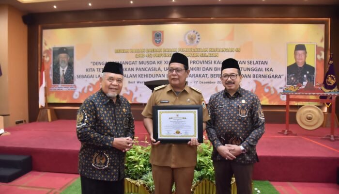 Paman Birin Terima Piagam dan Medali Kejuangan 9 Windu Kemerdekaan RI