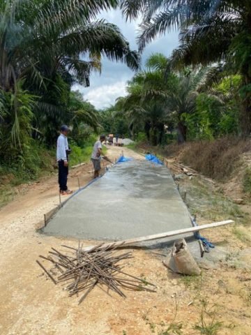 Pemdes Butong Bangun Jalan Cor Beton 1 15 barut scaled