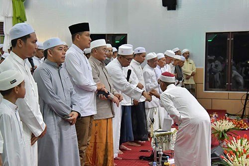 Bupati-Wabup Hadiri Haul ke-18 Guru Sekumpul 1 Hal 12 HSS 1 3 klm 13