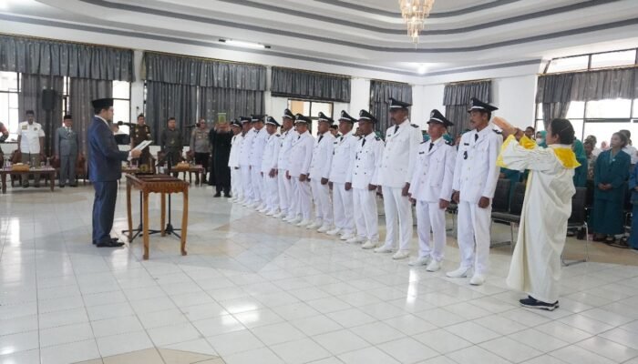 Bupati Aulia Lantik 12 Pembakal Terpilih