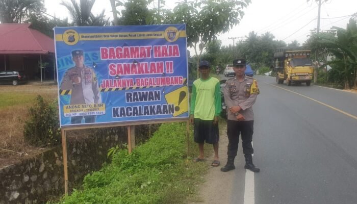 Polsek LAS Pasang Baliho Himbauan bagi Pengguna Jalan