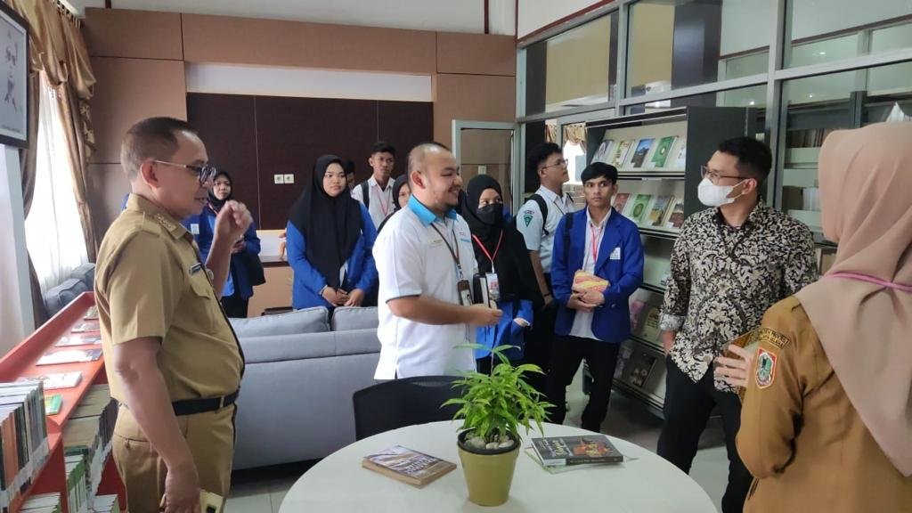 Ombudsman Ajak Mahasiswa Magang Kunjungi Perpustakaan dan Kearsipan Kalsel 1 IMG 20230120 WA0067