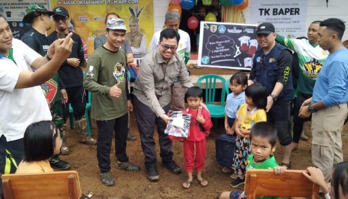 Bupati HST Beri Bantuan Kepada Masyarakat Batu Perahu dan Sekolah