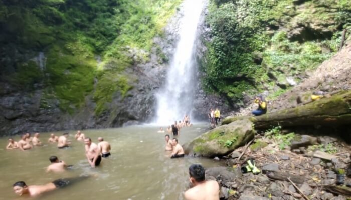 Paman Birin Kagumi Air Terjun Mandin Mangapan, Taman Bumi Meratus yang Mempesona