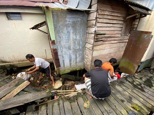 Pemko Banjarmasin Dinilai Kewalahan Tangani Sampah Baguna PDI-P Bersihkan Sampah Sungai 1 hal9 4klm 1