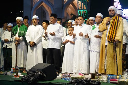 Paman Birin Bersama Puluhan Ribu Masyarakat Tanbu Bershalawat 3 1 2 klm Kontrak Pemprov Tanah Bumbu bersholawat