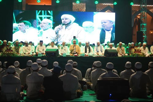 Paman Birin Bersama Puluhan Ribu Masyarakat Tanbu Bershalawat 1 1 utama 5 klm 7 cm Kontrak Pemprov Tanah Bumbu bersholawat2
